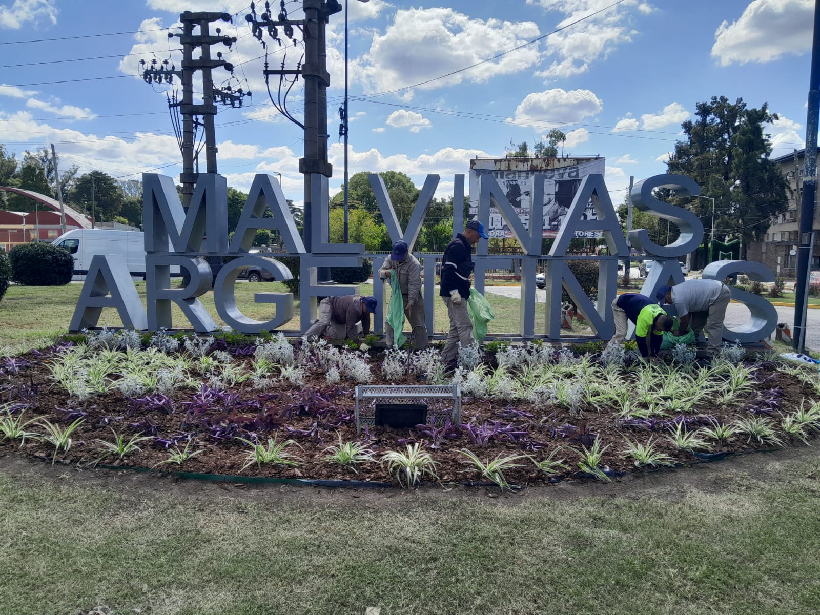 Cuadrilla plantando cantero floral en espacio público